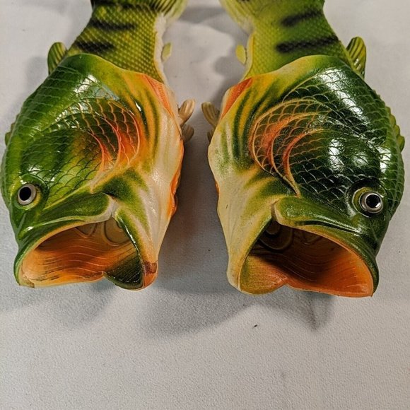 Green Bass Fish Flops Sandals Fishing Flip Flops Men's 42/43 9.5 Summer Gag Gift - Picture 3 of 13